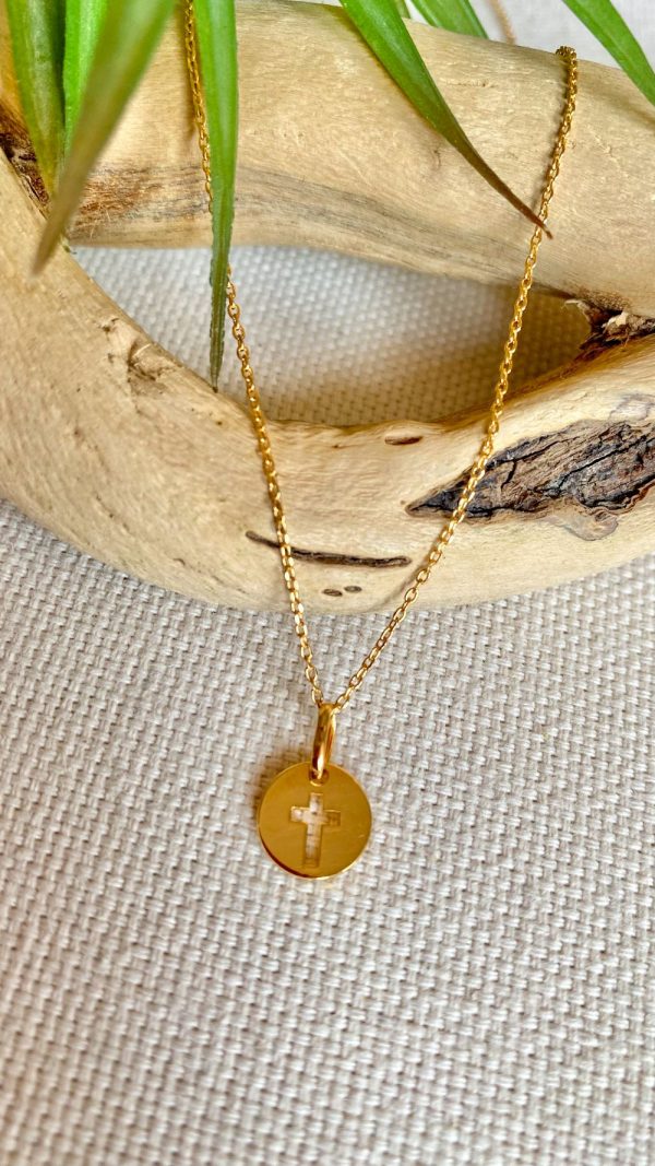 Collier mini médaille Croix évidée en plaqué or | Amoris – Image 4