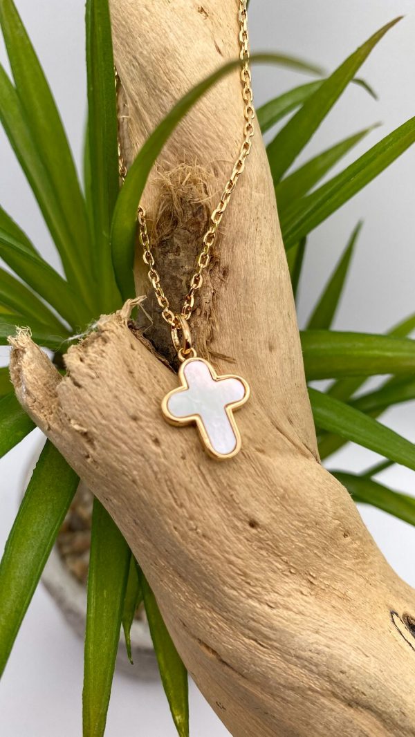 Collier croix en nacre suspendu à une branche en bois - bijou catho nature et raffiné