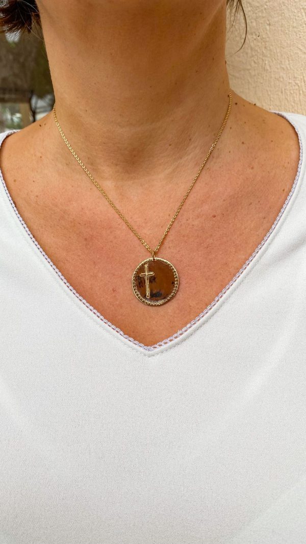 Collier grande médaille croix à personnaliser en plaqué or | Jean de la Croix – Image 3