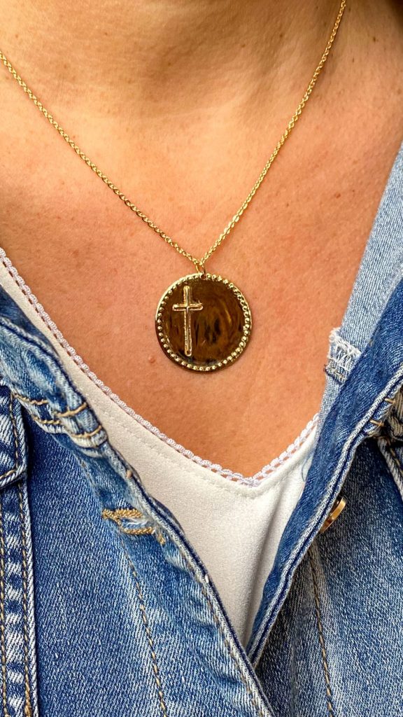 Collier croix en plaqué or porté avec veste en jean – médaille ronde bord perlé gravure possible