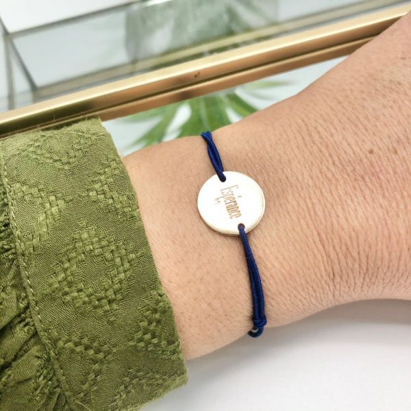 Bracelet pastille martelée en Plaqué Or et message secret à personnaliser sur cordon élastique | Ouessant – Image 6