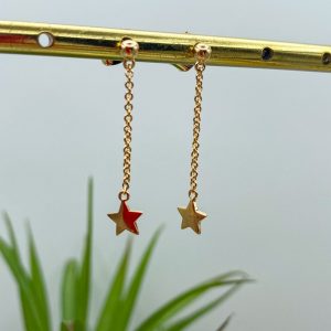 Paire de boucles d’oreilles pendantes en plaqué or avec chaîne fine et étoile, suspendues à une tige dorée