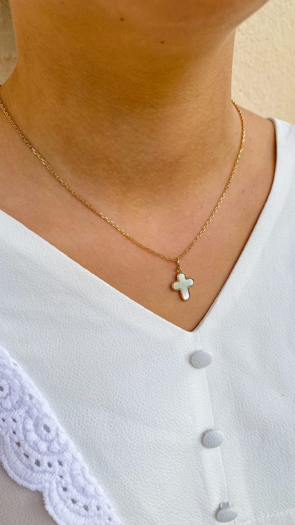Collier catholique porté avec pendentif croix en nacre et chaîne en plaqué or - bijou discret et symbolique