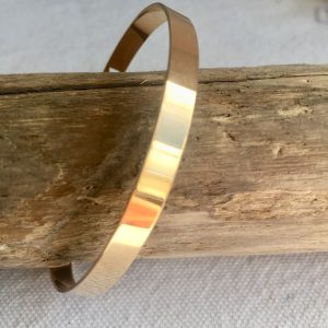 Bracelet jonc rigide en plaqué or, finition lisse et brillante