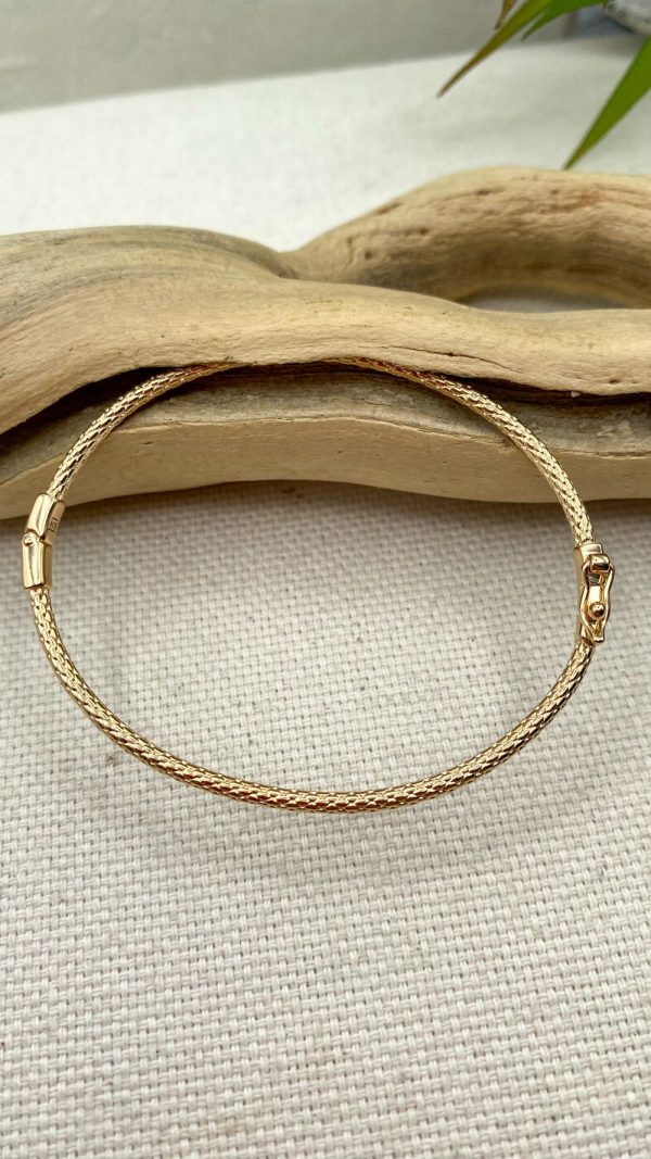 Bracelet jonc ovale motif écaille serpent en plaqué or | Les Glénans – Image 2