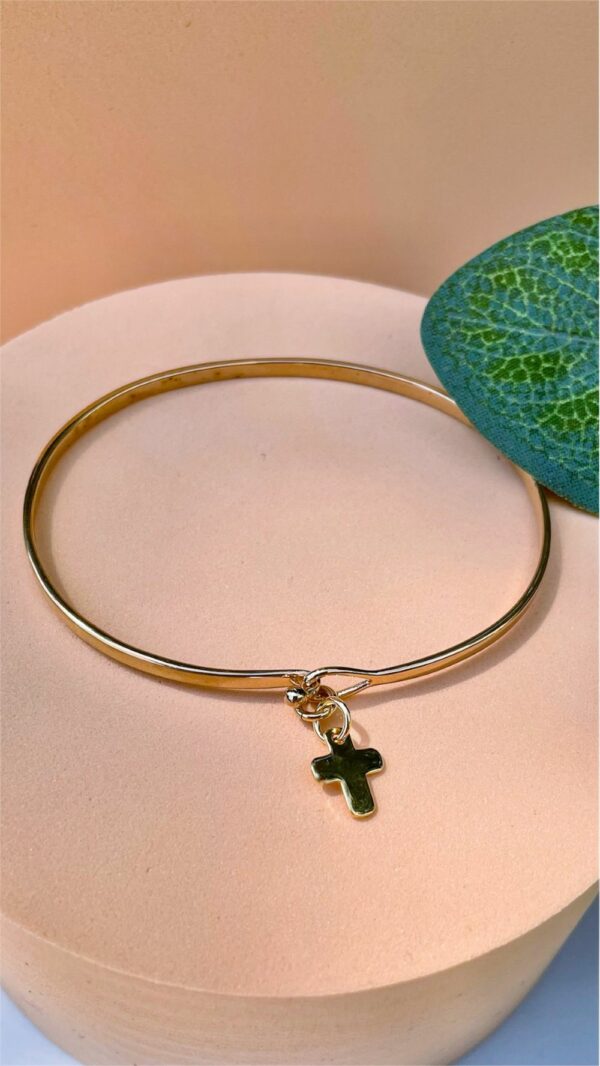 Bracelet jonc doré avec petite croix pendentif – bijou spirituel raffiné