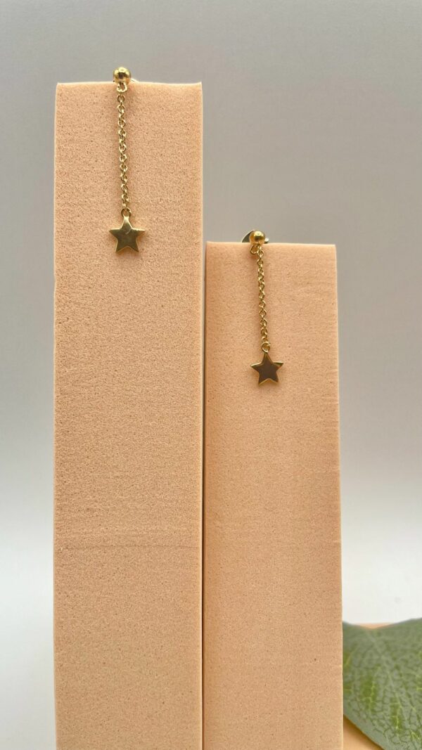 Paire de boucles d’oreilles pendantes en plaqué or avec chaîne fine et étoile.