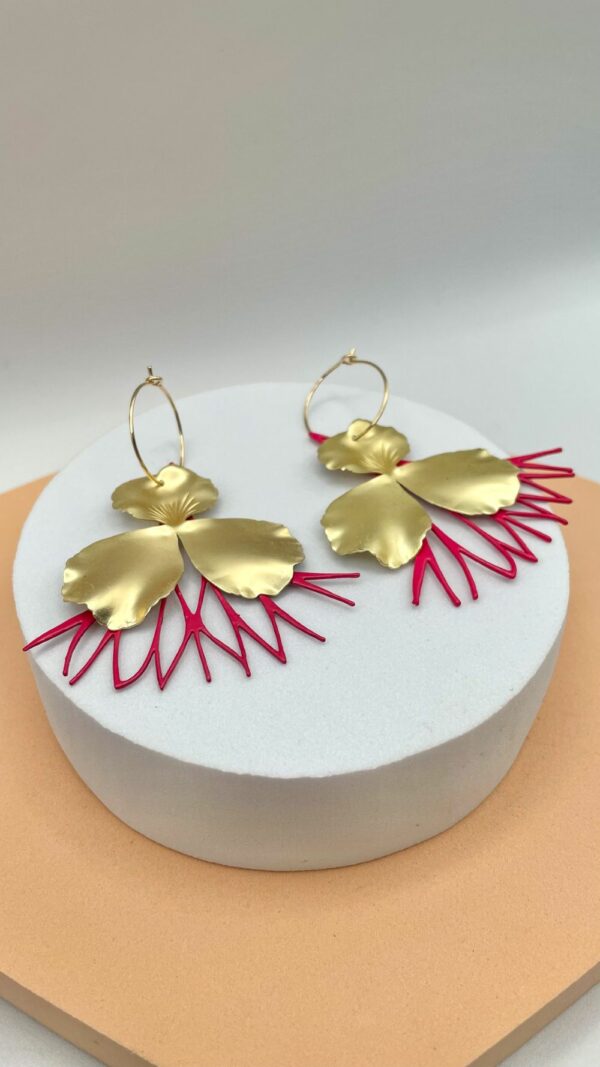 Boucles pendantes fleurs dorées et corail – bijou artisanal Toulouse