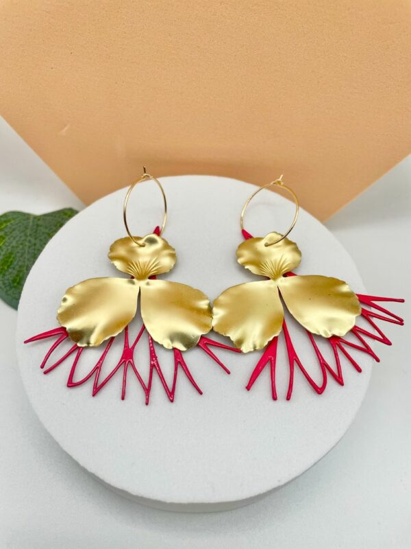 Boucles pendantes fleurs dorées et corail – bijou artisanal Toulouse