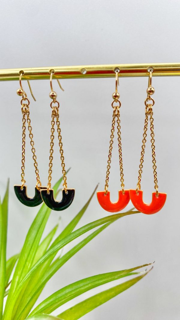 Boucle d'oreille demi lune en résine coloré et chaîne plaqué or | Burano