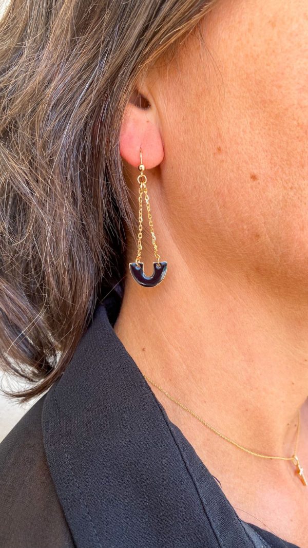 Boucle d'oreille demi lune en résine coloré et chaîne plaqué or | Burano – Image 5