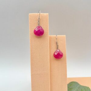 Boucles d’oreilles pendantes en jade teintée rose portées à l’oreille – Collection mère-fille originale
