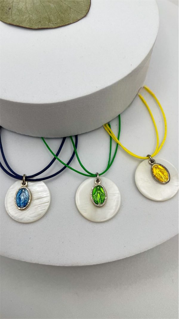 Trois colliers religieux en nacre blanche avec médaille miraculeuse colorée en argent – montés sur cordons bleu marine, vert et jaune