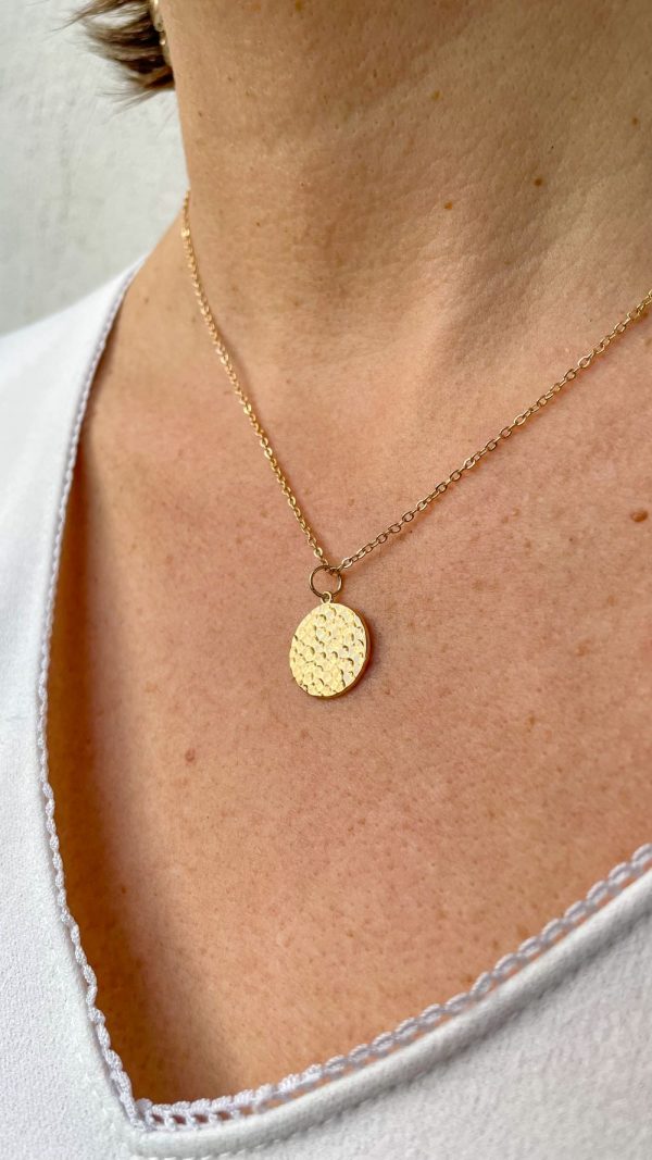 Collier médaille ronde martelée en plaqué or | Ibiza – Image 3
