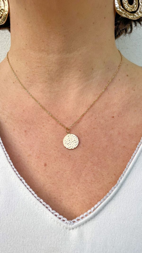 Collier médaille ronde martelée en plaqué or | Ibiza – Image 5