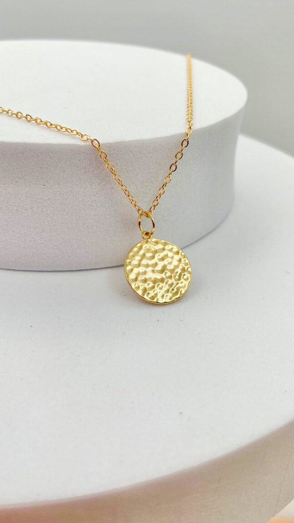 Collier médaille ronde martelée en plaqué or | Ibiza – Image 2