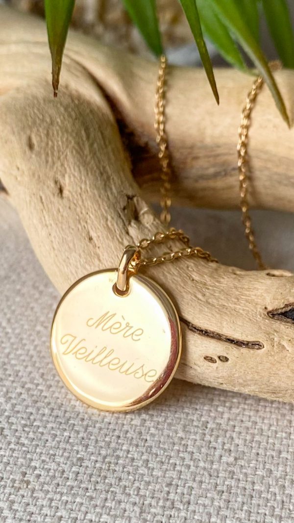 Collier en plaqué or avec médaille bombée gravée Mère Veilleuse – bijou fait main