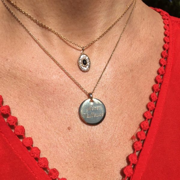 Collier gravé Mère Veilleuse en superposition avec médaille œil protecteur – bijou mix & match pour femme