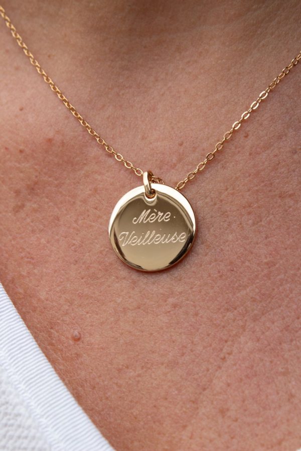 Collier personnalisé "Mère Veilleuse" en plaqué or porté – bijou gravé plein d’amour pour maman