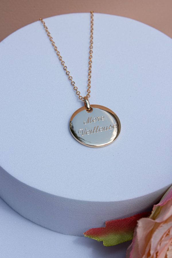 Collier plaqué or gravé Mère Veilleuse – bijou délicat à offrir pour la fête des mères