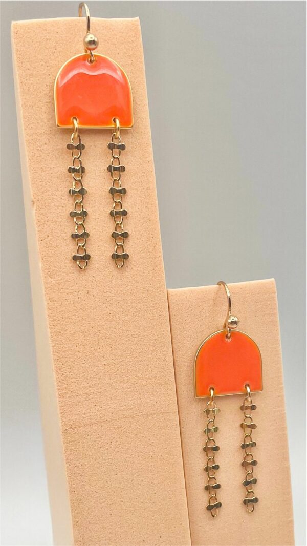 Boucles d'oreilles orange en résine et chaînes plaqué or - bijoux artisanaux faits main