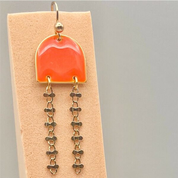 Boucles d'oreilles orange en résine et chaînes plaqué or - bijoux artisanaux faits main