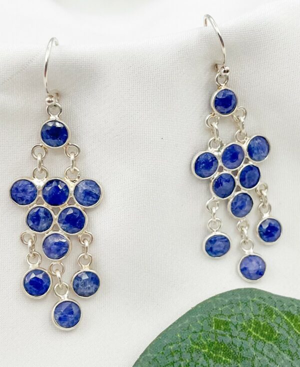 Bijoux pendants en pierres naturelles rouges et bleues - rubis et calcédoine - boucles artisanales
