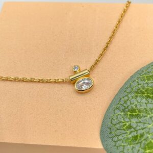 Collier Oléron en plaqué or porté en ras de cou, bijou délicat avec deux oxydes de zirconium