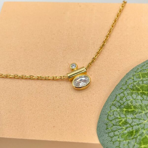 Collier Oléron en plaqué or porté en ras de cou, bijou délicat avec deux oxydes de zirconium