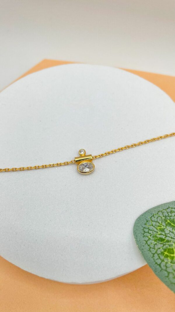 Collier Oléron en plaqué or porté en ras de cou, bijou délicat avec deux oxydes de zirconium