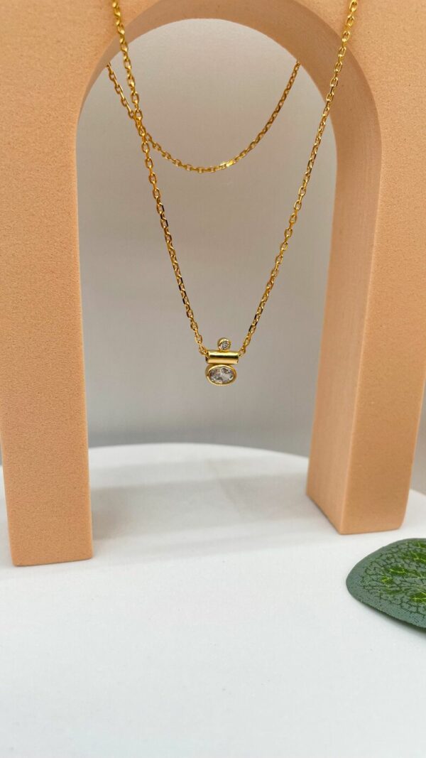 Collier Oléron en plaqué or porté en ras de cou, bijou délicat avec deux oxydes de zirconium