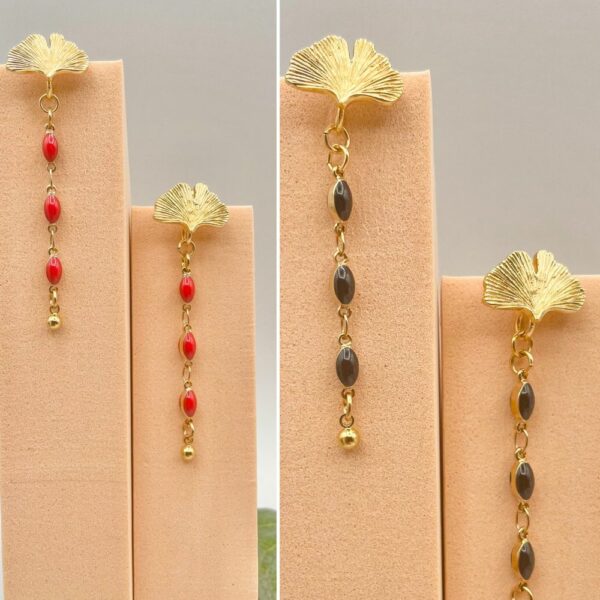 Boucles d'oreilles pendantes Ginkgo en plaqué or avec perles en résine colorée — noire et rouge