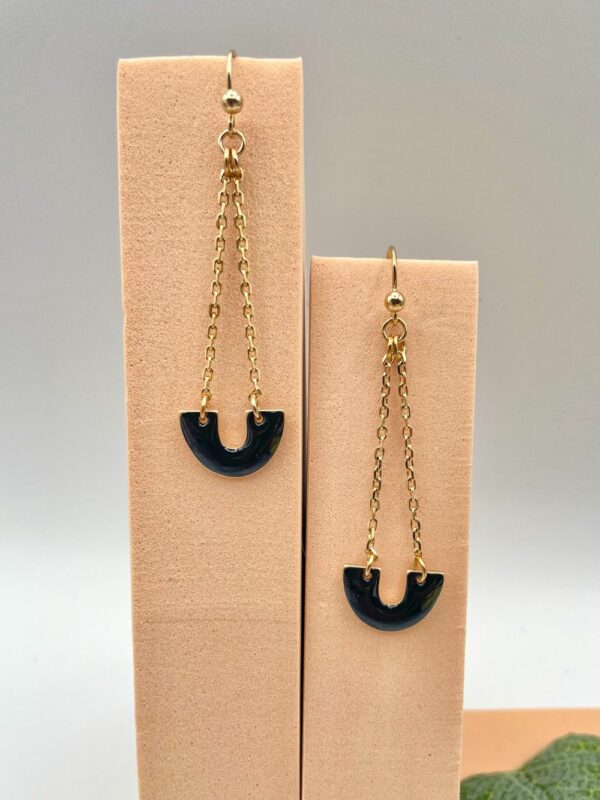 Paire de boucles d’oreilles Burano en résine orange et noire avec chaînes plaqué or – Bijoux fait main modernes et élégants