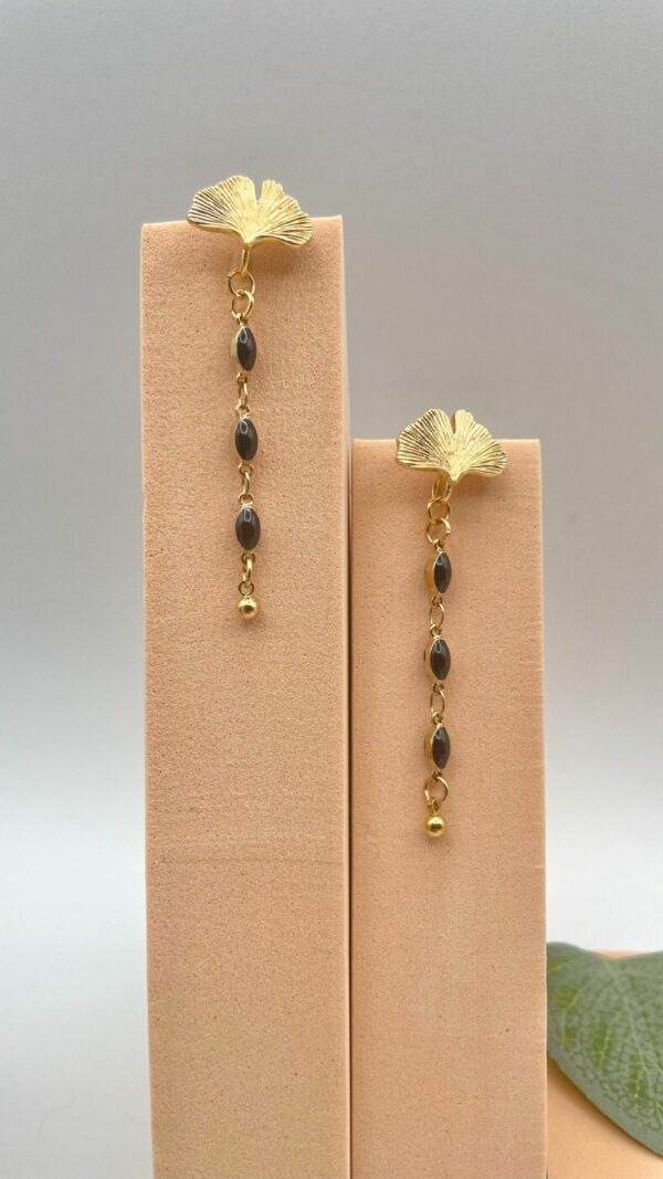 Boucles d'oreilles pendantes Ginkgo en plaqué or avec perles en résine colorée — noire ou rouge