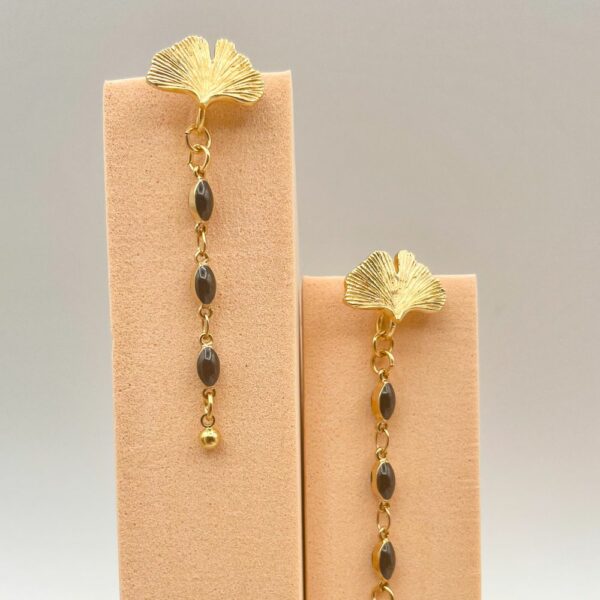 Boucles d'oreilles pendantes Ginkgo en plaqué or avec perles en résine colorée — noire ou rouge