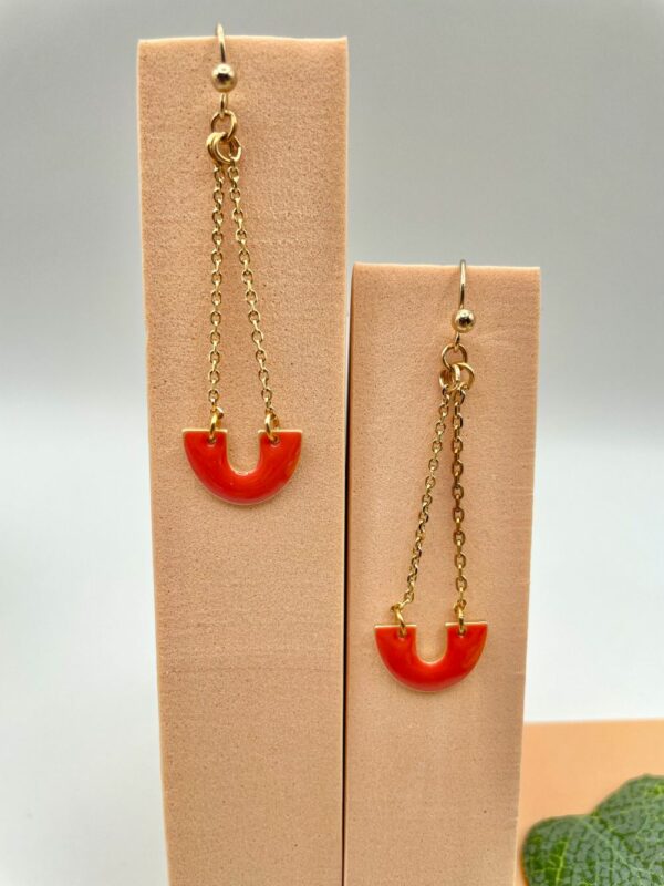 Paire de boucles d’oreilles Burano en résine orange et noire avec chaînes plaqué or – Bijoux fait main modernes et élégants
