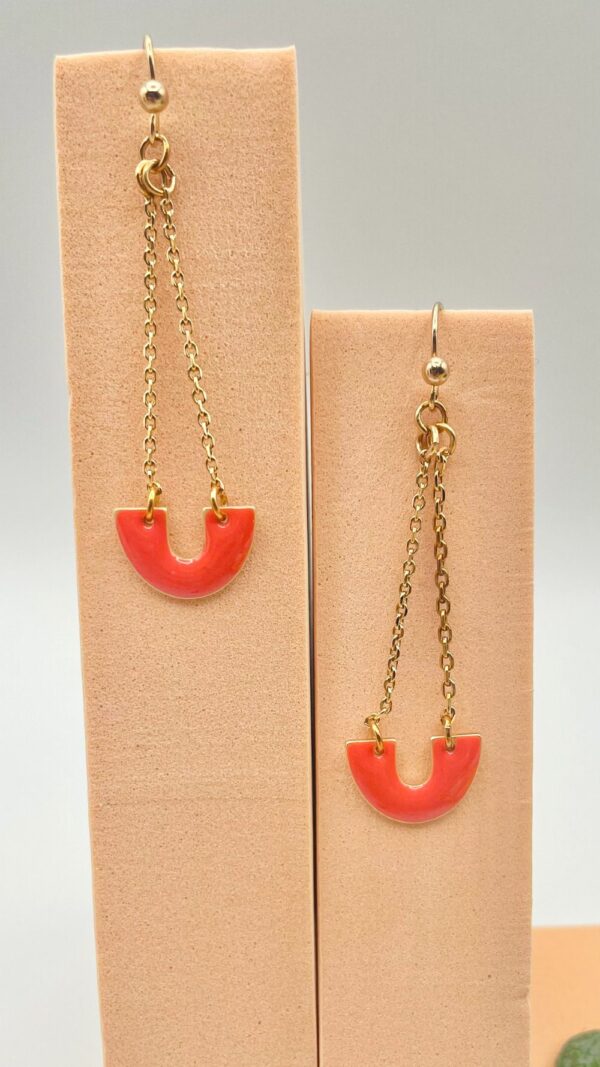Paire de boucles d’oreilles Burano en résine orange et noire avec chaînes plaqué or – Bijoux fait main modernes et élégants
