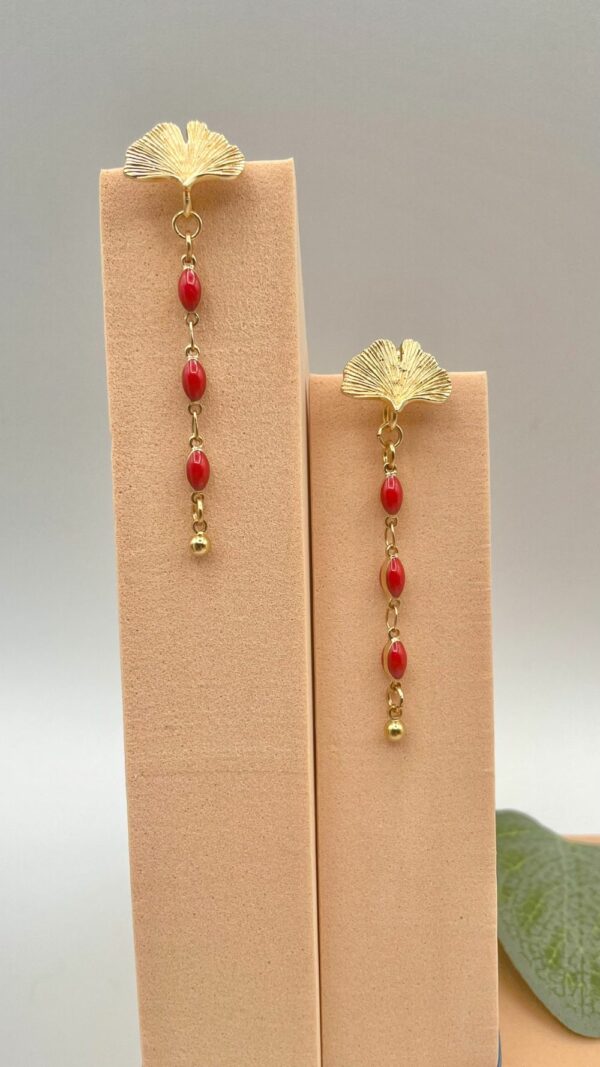 Boucles d'oreilles pendantes Ginkgo en plaqué or avec perles en résine colorée — noire ou rouge