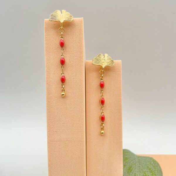 Boucles d'oreilles pendantes Ginkgo en plaqué or avec perles en résine colorée — noire et rouge