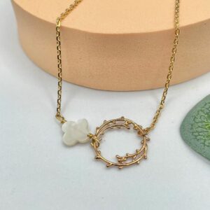 Collier femme en plaqué or avec pendentif trèfle en nacre et anneau couronne, bijou original fait main à Toulouse