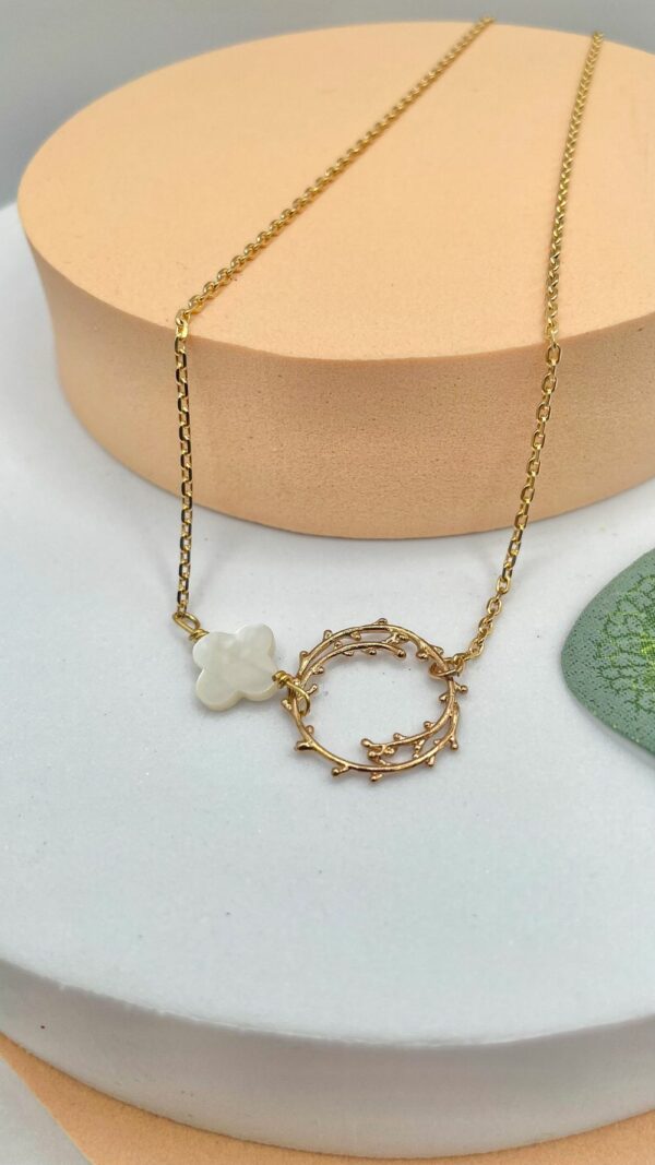 Collier femme en plaqué or avec pendentif trèfle en nacre et anneau couronne, bijou original fait main à Toulouse