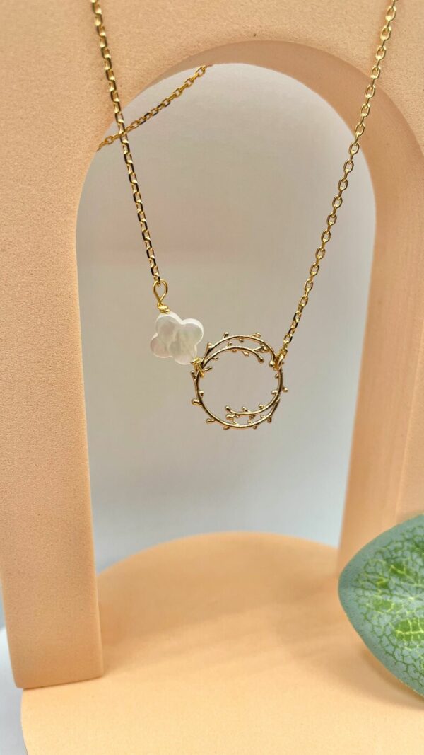 Collier femme en plaqué or avec pendentif trèfle en nacre et anneau couronne, bijou original fait main à Toulouse
