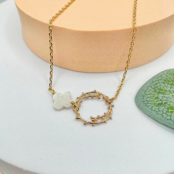 Collier femme en plaqué or avec pendentif trèfle en nacre et anneau couronne, bijou original fait main à Toulouse