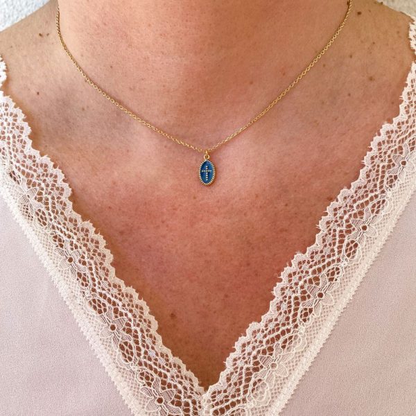 Collier avec médaille ovale perlée croix émail coloré en plaqué or | Christi – Image 3