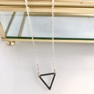 Collier triangle en argent minimaliste – bijou fin et géométrique pour femme, modèle Bermudes