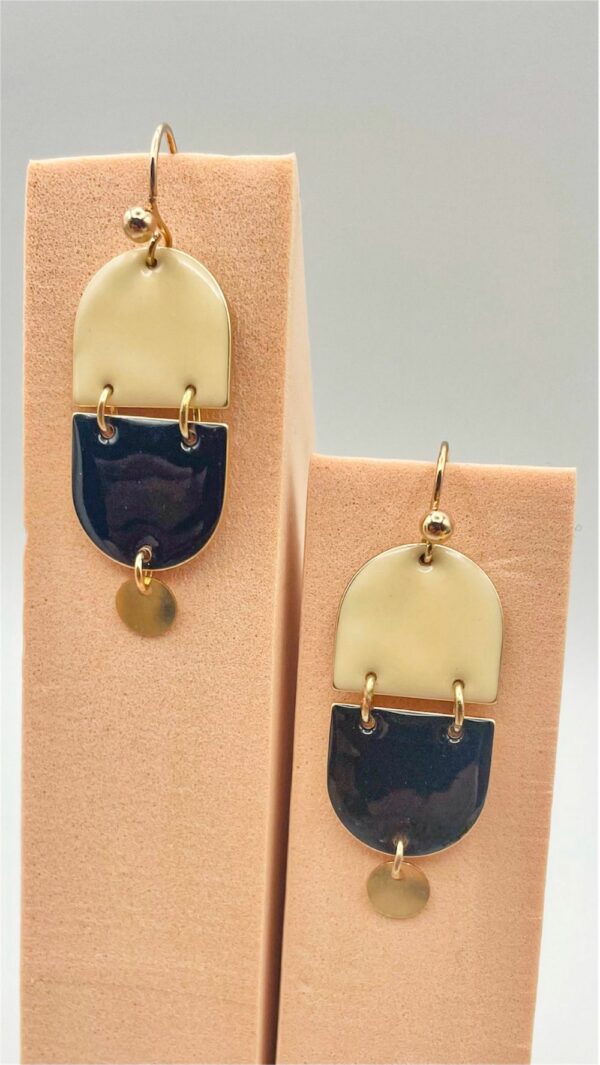 Boucles d'oreilles géométriques en plaqué or noir et blanc avec pastille dorée – Bijou femme chic et moderne, style minimaliste