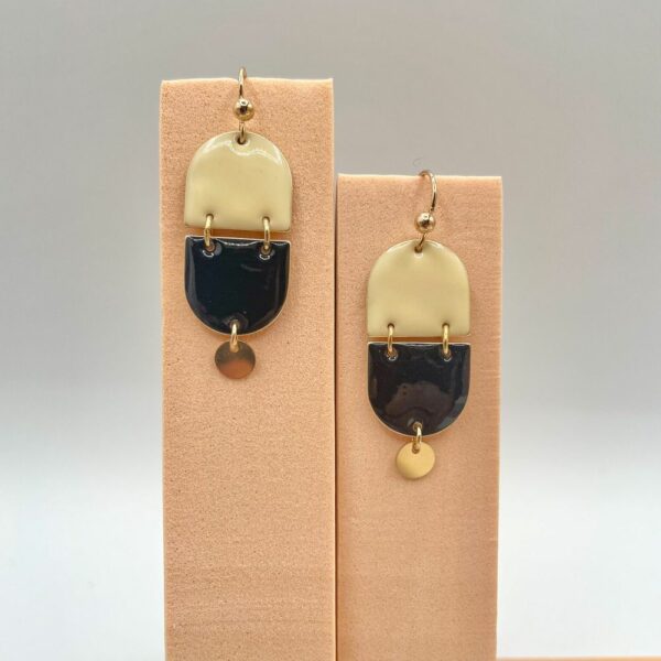 Boucles d'oreilles géométriques en plaqué or noir et blanc avec pastille dorée – Bijou femme chic et moderne, style minimaliste
