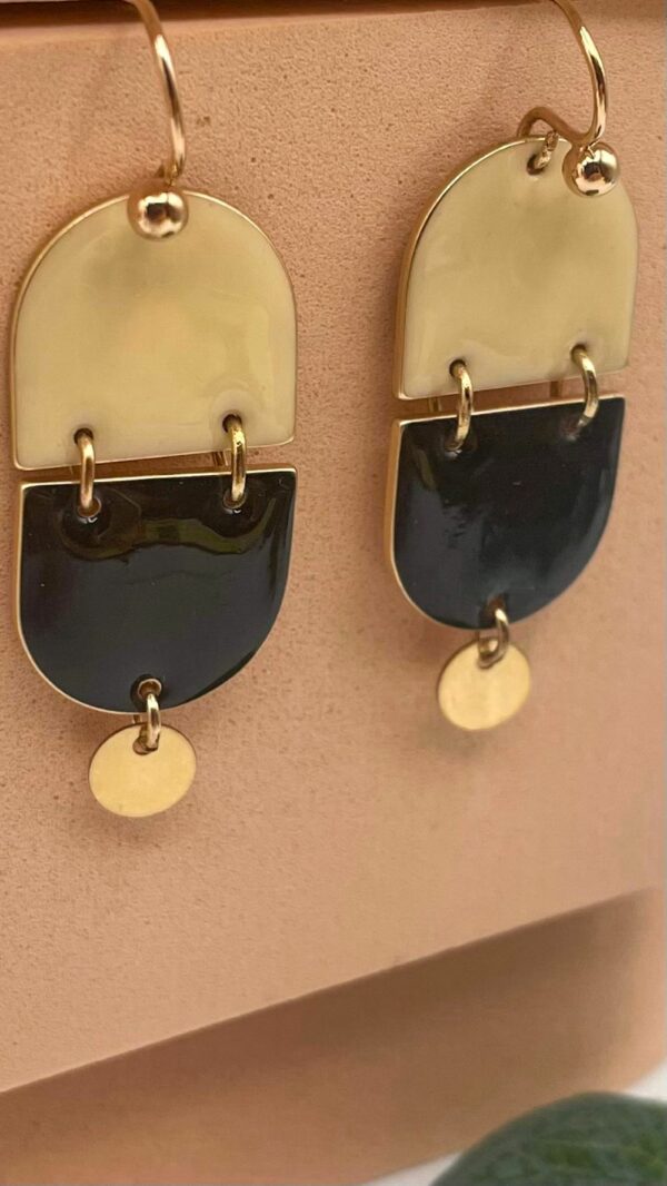 Boucles d'oreilles géométriques en plaqué or noir et blanc avec pastille dorée – Bijou femme chic et moderne, style minimaliste
