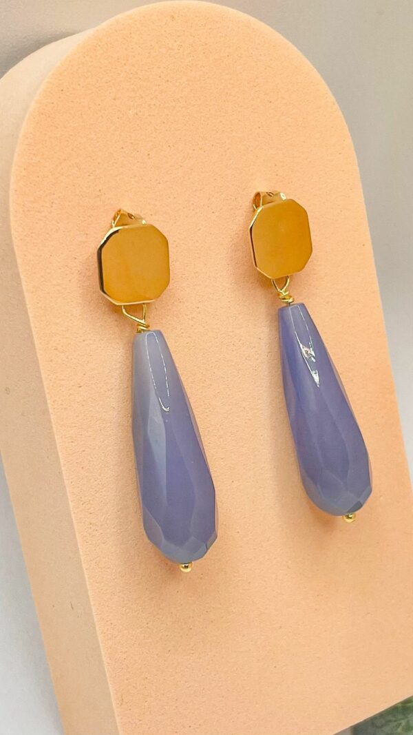 Boucles d’oreilles pendantes Ponant avec goutte en jade teinté bleu et puce d’oreille carrée en plaqué or
