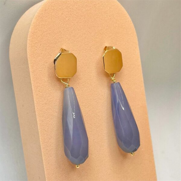 Boucles d’oreilles pendantes Ponant avec goutte en jade teinté bleu et puce d’oreille carrée en plaqué or